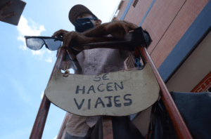 Sobrevivir en Venezuela: Ciudadanos resuelven el día a día haciendo “carreritas” en triciclos y carretillas - AlbertoNews
