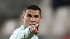 Subastan el brazalete que Cristiano Ronaldo arrojó al suelo tras el partido contra Serbia para ayudar a un bebé enfermo - AlbertoNews