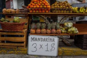 “Todo a 1$”: Comerciantes venezolanos se las ingenian para vender sus productos y resistir a la crisis - AlbertoNews