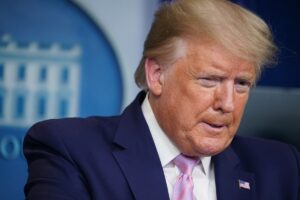 Trump habla en una boda en Mar-a-Lago para quejarse de las elecciones y de Biden