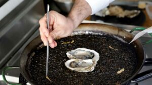 Un chef valenciano crea una plato de arroz cocinado con oro de 24 quilates y ostras