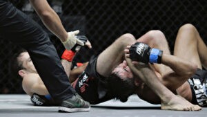 Un luchador de MMA sigue golpeando a su oponente tras ganar por nocaut y desata una riña colectiva (Video) - AlbertoNews