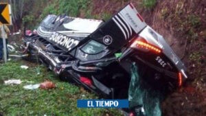 Un muerto y 19 heridos en accidente de bus que iba para la costa - Santander - Colombia