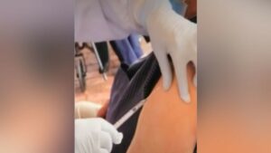 Una mujer colombiana grabó como intentaron vacunar a su papá con una inyección vacía