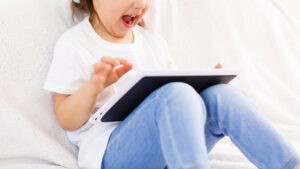 Una niña pequeña se cuela en la videoconferencia por Zoom de su papá y revela una anécdota familiar