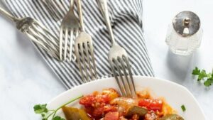 Una receta de 'ratatouille' de boniato y salmón para recuperar fuerzas y disfrutar de la cocina francesa