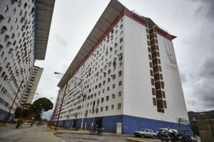 Urbanismo de Misión Vivienda colapsa entre aguas servidas, basura y maleza en Falcón - AlbertoNews