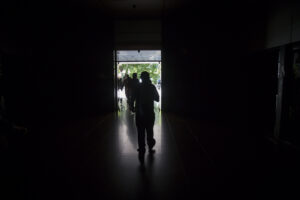 Usuarios reportan fuerte bajón de luz en zonas de Caracas y varios estados del país