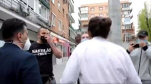 VIRAL en España: Pablo Iglesias, el amigo de Maduro, es víctima de un acto de repudio a gritos de ultraderechistas: "Fuera la casta" (Video) - AlbertoNews