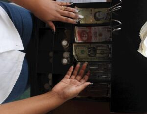 Vales, pago móvil y billeteras virtuales: Comercios se reinventan para dar cambios en compras con dólares - AlbertoNews