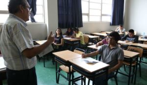“Vendí la ropa de mi madre muerta para comprar arroz”: testimonio de un profesor universitario - AlbertoNews