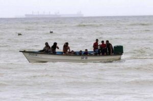 Venezolanos pagan hasta mil dólares a un peñero para lanzarse al mar