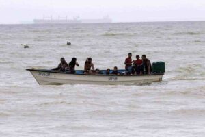 Venezolanos pagan hasta mil dólares para escapar de la crisis en peñeros a las islas del Caribe