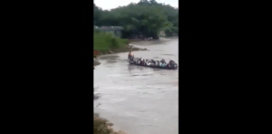 Videos muestran cómo huyen los "balseros" venezolanos a Colombia por "guerra" entre la FARC y la FANB - Medio de comunicación para la comunidad de Habla Hispana