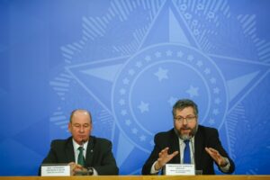 el canciller y el ministro de Defensa abandonaron sus cargos