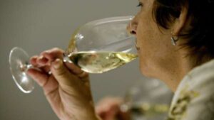 un estudio confirma que el vino sabe mejor si se le sube el precio