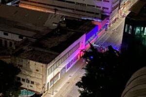 ¡ANARQUÍA! Al menos 60 colectivos armados intentaron invadir un local comercial en La Candelaria (+Fotos)