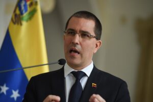 ¡CARA DURA! Arreaza rechazó la preocupación de Colombia por desplazamiento de venezolanos por enfrentamientos en Apure (culpó a Duque por “abandonar” la frontera)