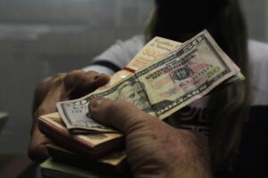 ¡LE DECIMOS! Dólar paralelo sigue en aumento y así se cotiza para la jornada de este lunes #29Mar