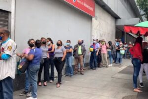 ¡LE MOSTRAMOS! Las megacolas que se armaron en los bancos para retirar los nuevos billetes del cono monetario (en plena fase de expansión del COVID-19 (+Video)