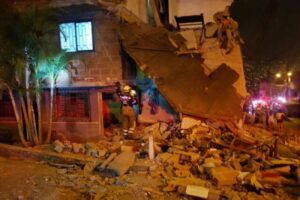 ¡TRÁGICO! Explosión de una vivienda habitada por venezolanos en Medellín deja al menos nueve heridos (+Imágenes)