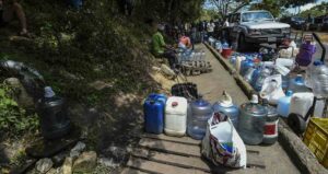 ¡Un lujo!: Zulianos caminan kilómetros para poder tener agua potable en sus viviendas - AlbertoNews
