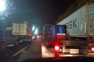 ¡VEA! Cerco sanitario para contener repunte de casos de COVID-19 generó fuertes colas para ingresar a Caracas este lunes #15Mar (+Foto)