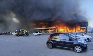 Al menos 13 muertos y más de 40 heridos tras el impacto de un misil ruso en un centro comercial de Ucrania