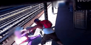 Arrestado el hombre que lanzó a una mujer a las vías del metro de Nueva York