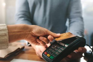 Banca nacional prepara el lanzamiento de tarjetas de débito 'contactless'