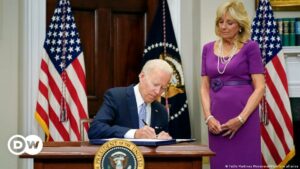 Biden firma ley que regula las armas de fuego | El Mundo | DW