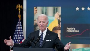 Biden pide al Congreso suspender los impuestos sobre la gasolina