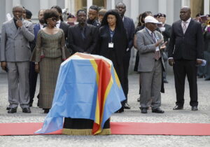 Blgica devuelve a la familia de Patrice Lumumba los ltimos restos del hroe congoleo: una caja azul con un diente