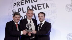 Carmen Mola, escritora española, resulta ser el seudónimo tres hombres