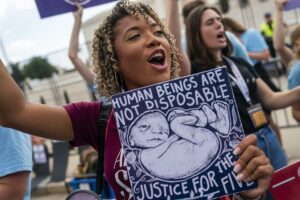 Cientos de personas protestan ante Corte de EEUU contra fallo del aborto