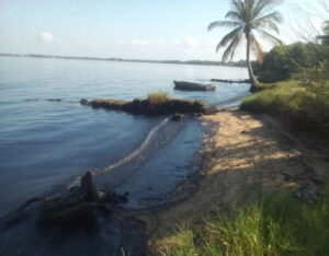 Denuncian que derrame de petróleo en Lago de Maracaibo se extiende a 30 kilómetros