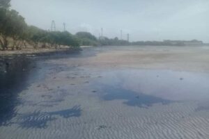 Derrame de petróleo en el Zulia sigue extendiéndose y las autoridades no dicen nada