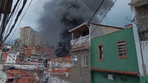 EN VIDEO | Gran incendio generó temor en Los Frailes de Catia