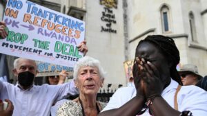 El Reino Unido retocará su legislación para deportar inmigrantes a Ruanda pese a la prohibición judicial