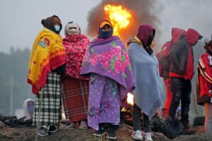 El alza de la gasolina y el desempleo, empujaron a los indígenas ecuatorianos a las calles