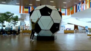 El balón de fútbol Lego más grande del mundo construido por empleados