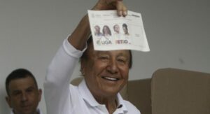 El candidato colombiano Rodolfo Hernández votó y no dio declaraciones