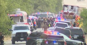 Encuentran a 46 migrantes muertos dentro de un camión en San Antonio, Texas