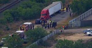 Encuentran más de 40 fallecidos en el interior de un camión en Texas
