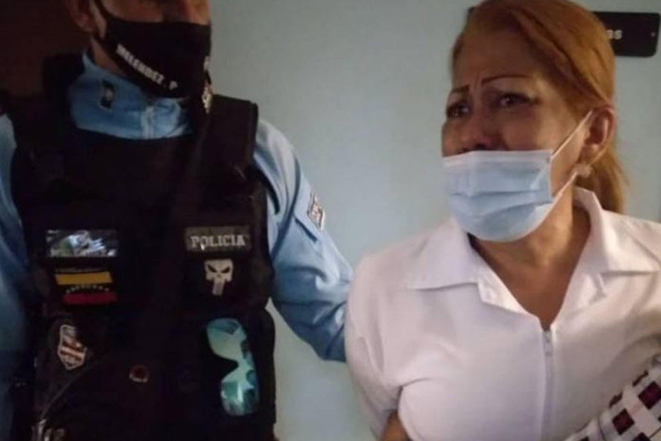 Enfermera en Lara fue esposada por pedir a un policía usar correctamente el tapabocas