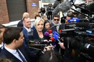 Francia: Elección envalentona a Le Pen y debilita a Macron