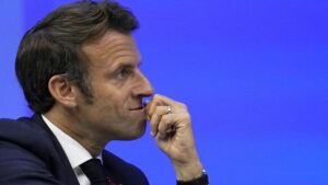 Francia decide su futuro Parlamento en el duelo entre Macron y Mélenchon