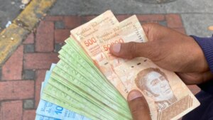 Gobierno de Maduro autoriza compra de banco privado que restringió operaciones