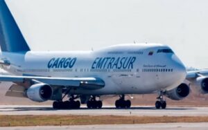 Gobierno de Maduro culpa a Uruguay de "poner en peligro" vidas de tripulantes de avión de Emtramsur