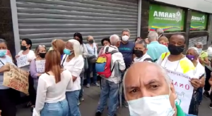 Guaidó aplaudió a pensionados que reclamaron sus derechos a la puerta de Miraflores
